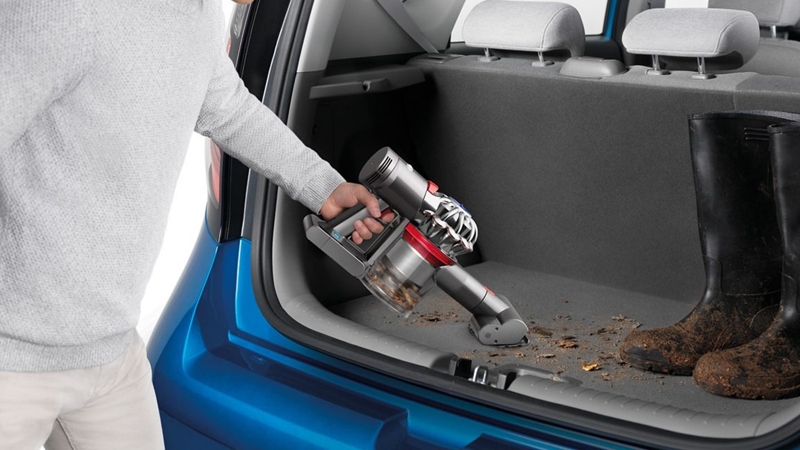 Die Autositze werden mit Hilfe eines Dyson Akkusaugers gereinigt